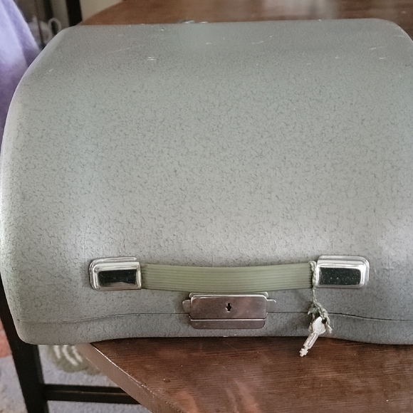 Olympia De Luxe Typewriter in Green - Picture 3 of 5